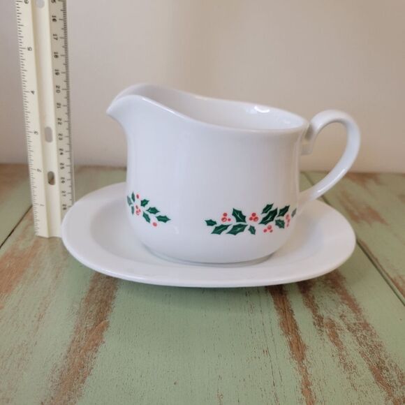 New in Box Vintage Corelle Winter Holly Ceramic Gravy Boat with Underplate - Picture 11 of 16